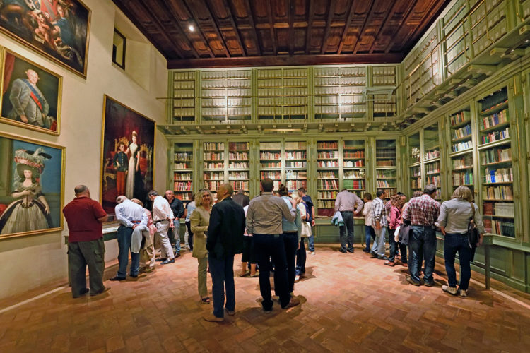 La Biblioteca de la Real Maestranza se suma al Día del Libro con una exposición sobre grabados ecuestres