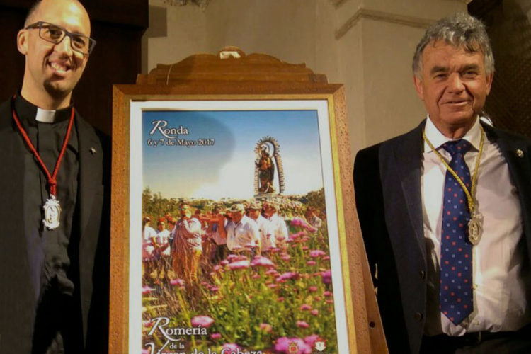 La Hermandad de la Virgen de la Cabeza presenta el cartel de la romería que recoge una fotografía del camino de Javier Flores