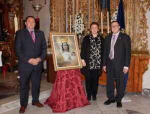 La alcaldesa junto al hermano mayor y al capataz del trono.