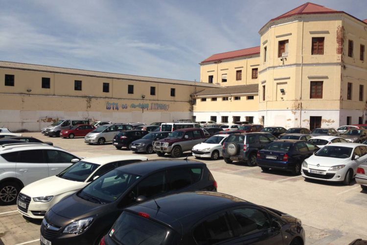 Varios coches estacionados en el parking de El Castillo son objeto de actos vandálicos, incluso a plena luz del día