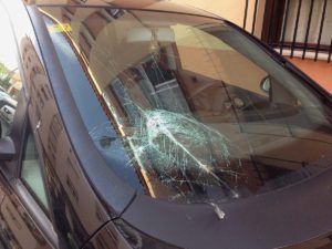 Un coche estacionado ha sufrido el impacto de las tejas caídas. en San Rafael.