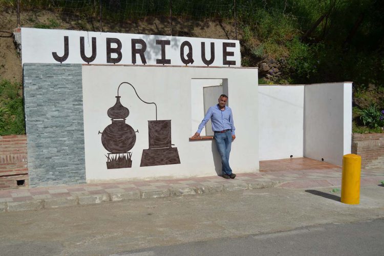 Jubrique mejora la imagen de sus calles soterrando contenedores y acondicionando las entradas