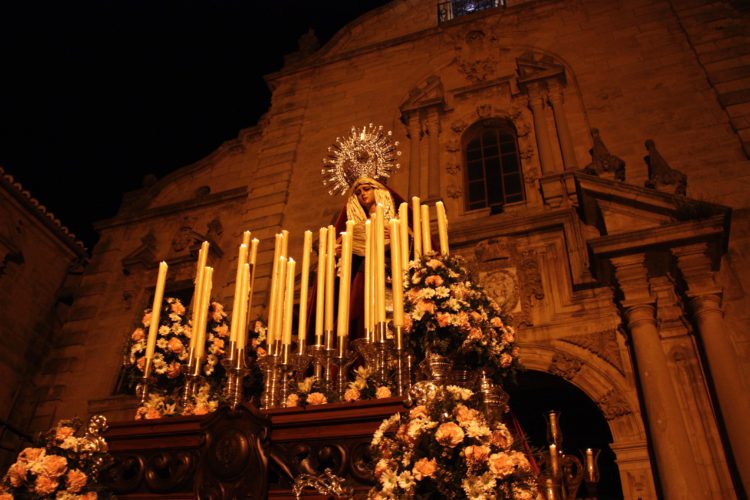 Penitencia de la Juventud Cofrade en la noche del Viernes de Dolores como preludio a la Pasión en Ronda