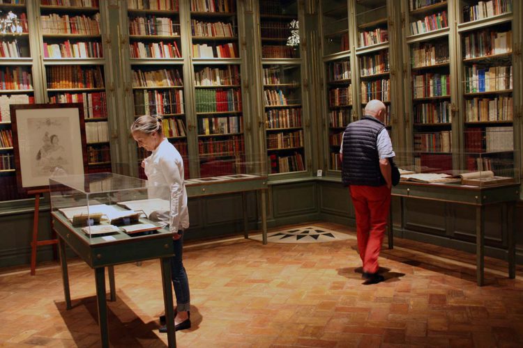 Numerosas personas han contemplado de cerca los archivos de la Biblioteca de la Real Maestranza en una jornada de puertas abiertas