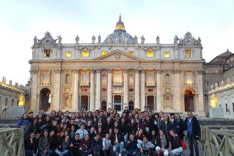 El Papa Francisco bendice a los 75 alumnos y a profesores del Juan de la Rosa y del Martín Rivero en su viaje de fin de curso