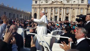 Momento en el que el Papa bendice a los alumnos rondemos.