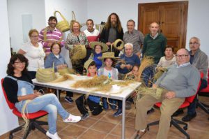 Alumnos y monitores en el curso de esparto.