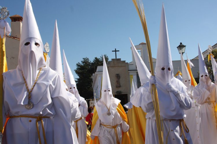 El Sol, el viento y numerosos rondeños acompañan a La Pollinica en el primer desfile de la Semana de Pasión