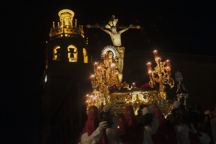 Calles en penumbra, arrastrar de cadenas, cantos gregorianos y, Silencio