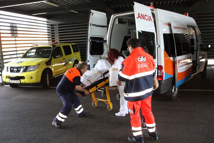 Pacientes ingresados en el Hospital son trasladados en ambulancia por el exterior del edificio de un servicio a otro al no contar con un ascensor monta-camas