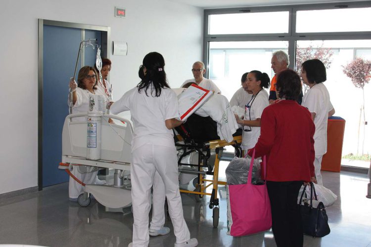 La consejera de Salud afirma que se está trabajando para situar en un mes el ascensor montacamas que le falta al nuevo Hospital