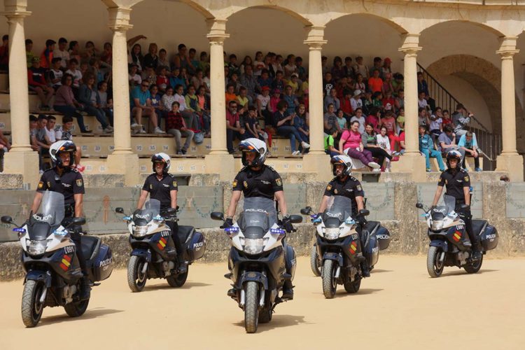 Cerca de 2.000 escolares participan en la exhibición de la Policía Nacional en el 75 aniversario de su llegada a Ronda