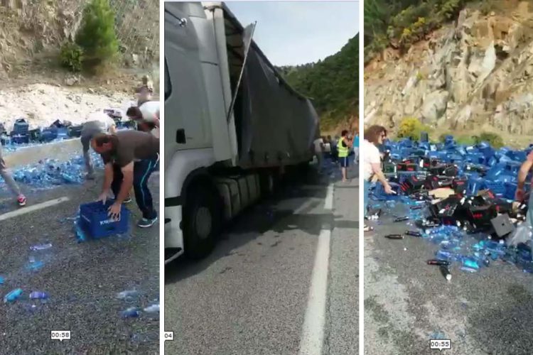 Un camión tráiler pierde la carga de botellas de agua en la carretera de San Pedro y corta el tráfico durante media hora