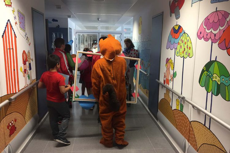 Niños ingresados en el Hospital reciben cartas, dibujos y regalos de los alumnos del colegio Fernando de los Ríos