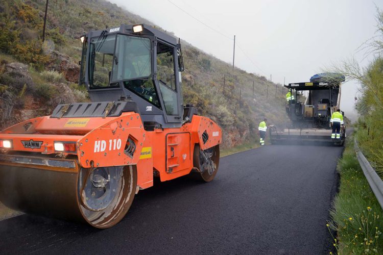 Asfaltan las carreteras de acceso a Cartajima