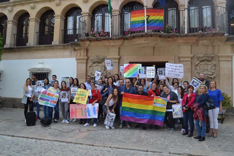 Concentración en las puertas del Ayuntamiento con motivo del Día Internacional contra homofobia, bifobia y transfobia