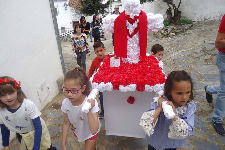 Parauta recuperó este fin de semana sus tradicionales Cruces de Mayo