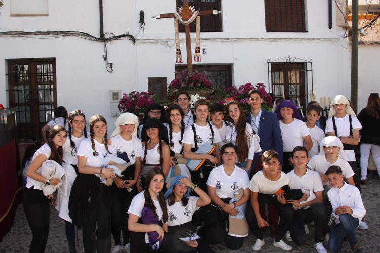 Las Angustias: treinta años llenando de cruces de mayo la plaza de Los Descalzos