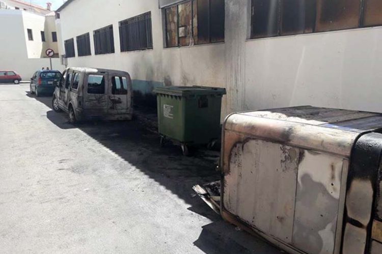 La Policía Nacional detiene a tres personas por quemar un coche y siete contenedores