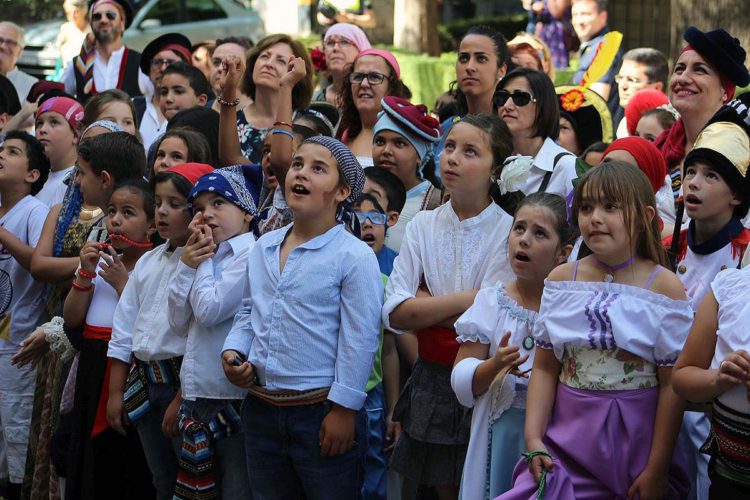 Decenas de escolares se suman a Ronda Romántica con un pasacalles y un pregón infantil