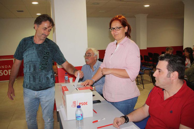 Los militantes rondeños del PSOE votan de forma mayoritaria a Pedro Sánchez y dejan en la cuneta a Teresa Valdenebro que apostó por Susana Díaz