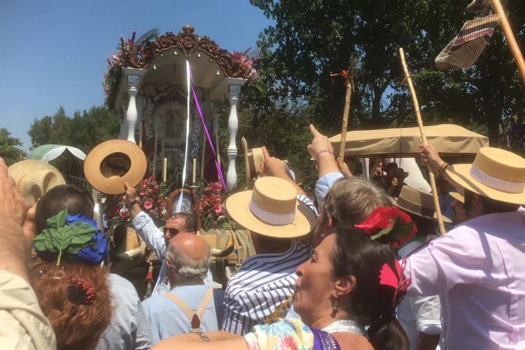 La Hermandad del Rocío de Ronda cruza el Quema y presenta el Simpecado en Villamanrique