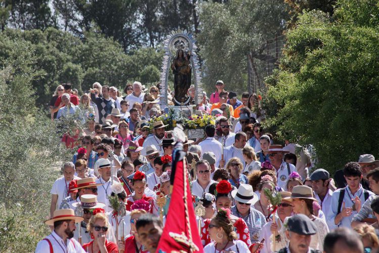 La Reina de la Serranía regresa a su ermita en un día repleto de sol, alegría y romero