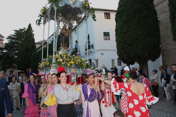 Cientos de personas acompañan a la Virgen de la Cabeza en su traslado hasta La Merced