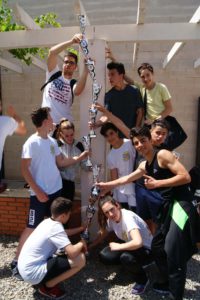 Los deportistas rondeños con las copas logradas.