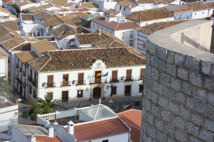 Todo el pueblo de Cañete la Real se vuelca con la familia del menor que se precipitó al Tajo y que está estable en la UCI, dentro de la gravedad