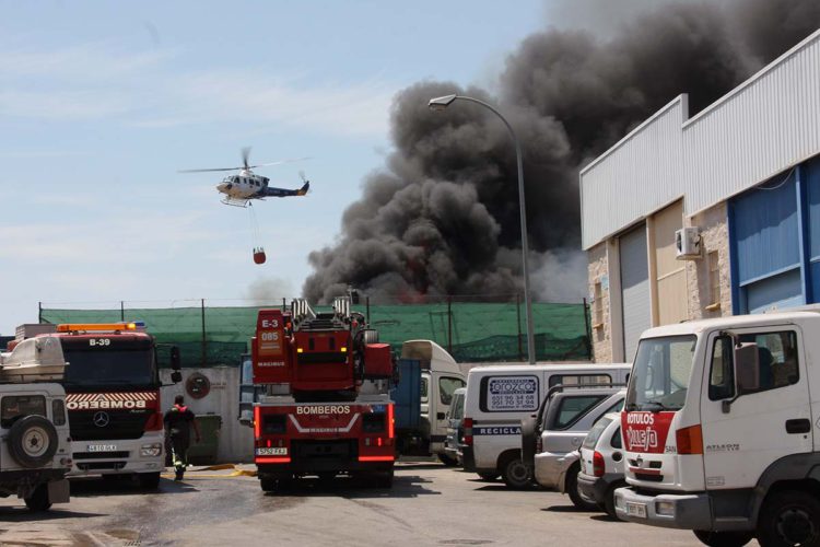 Un incendio de grandes dimensiones calcina un almacén de chatarra en el Polígono Industrial de Ronda