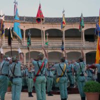 Arriada de la bandera de España en un acto celebrado en la plaza de toros de Ronda.
