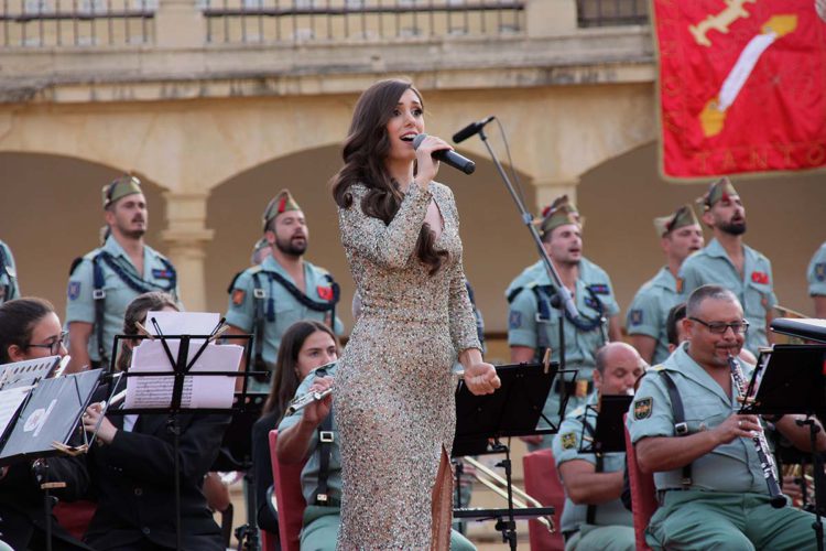 Numerosos rondeños asisten al Concierto del Día de las Fuerzas Armadas que se ha celebrado en la plaza de toros de Ronda