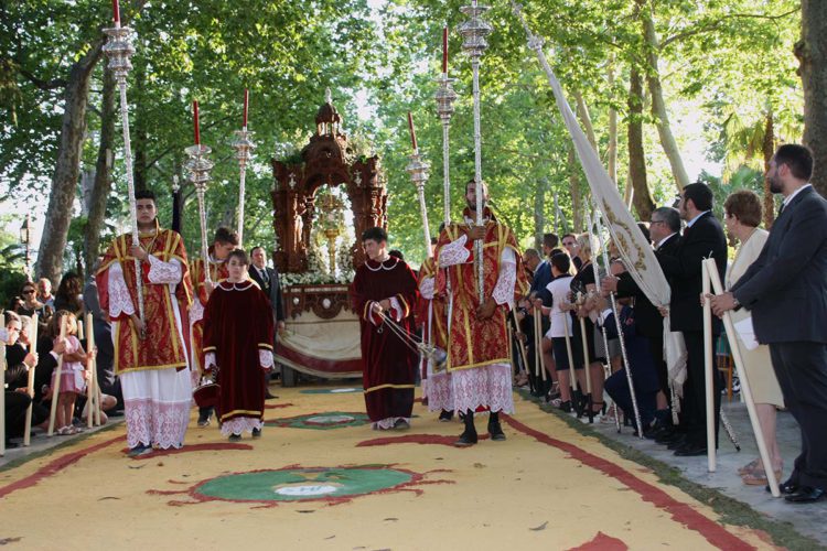 La procesión del Corpus Christi recorrió las calles principales de la ciudad en una tarde de sol y calor