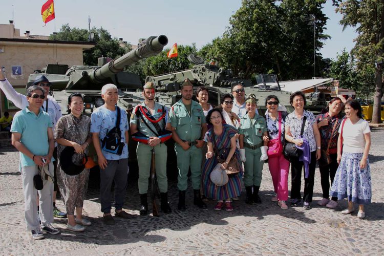 La Legión ofrece una exposición estática de material y armamento con motivo del Día de las Fuerzas Armadas