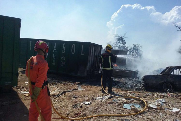 Los bomberos siguen trabajando este lunes para extinguir el incendio que se inició ayer en un almacén de chatarra del Polígono Industrial