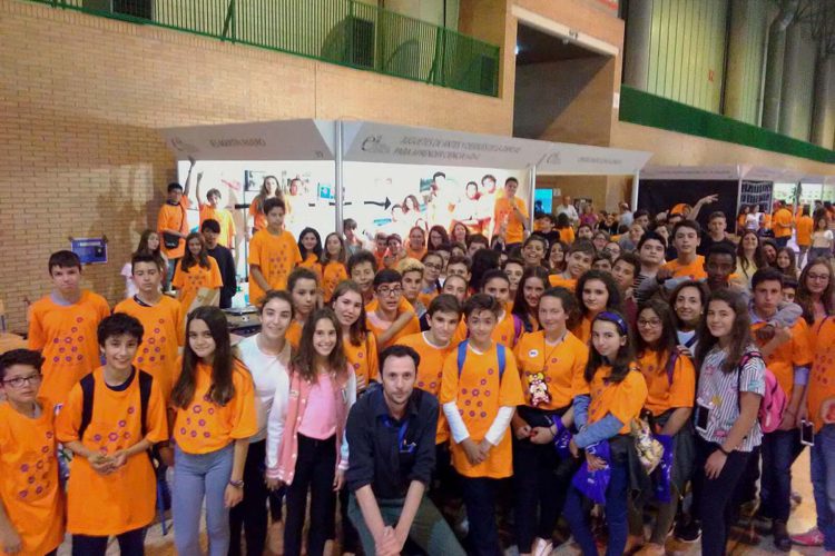 Alumnos y profesores del IES Martín Rivero presentan el proyecto «juguetes antiguos» en la Feria de la Ciencia de Sevilla