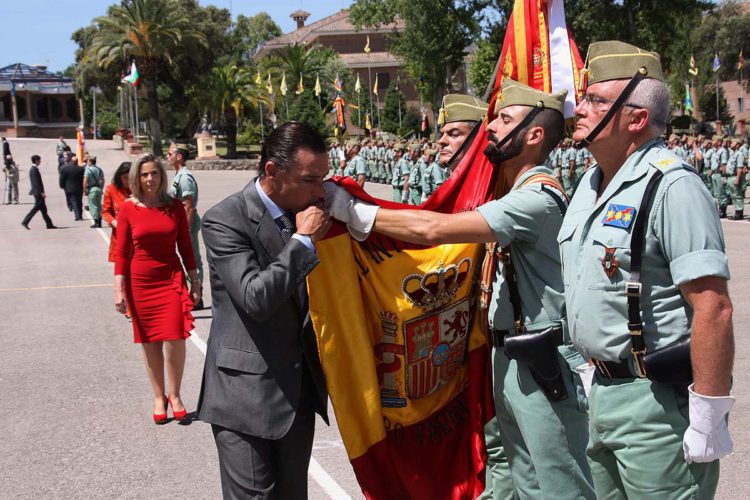 La Legión cierra los actos del Día de las Fuerzas Armadas con una multitudinaria jura de bandera de personal civil