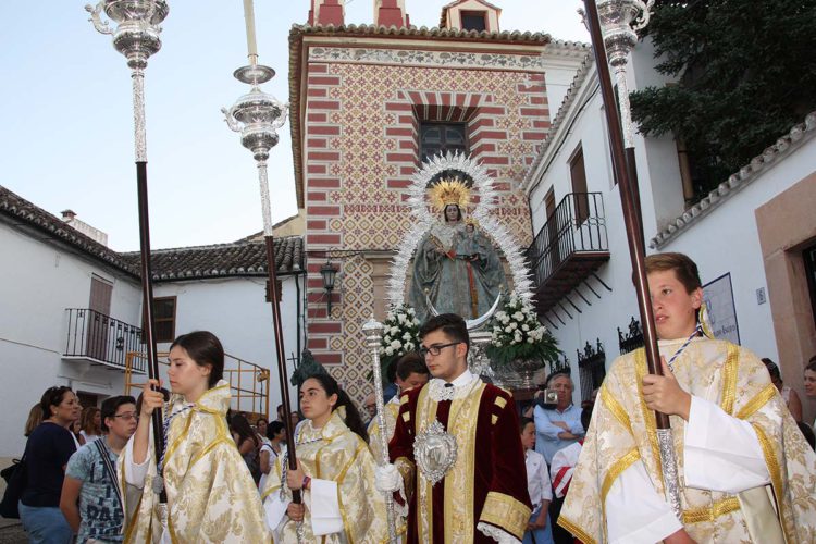 Las imágenes de La Paz, Cristo de la Sangre, Ecce-Homo y Buen Amor son trasladadas por la reparación de la cubierta del santuario de la Patrona