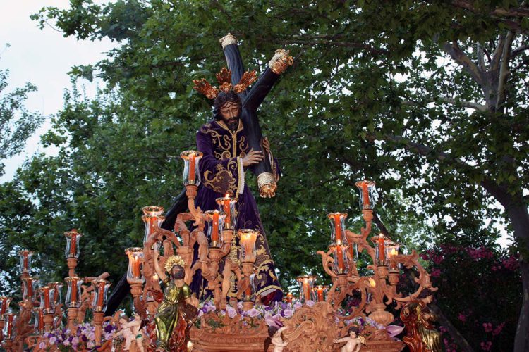 Padre Jesús pasea por Ronda en una tarde de verano para la historia, de calor y por primera vez bajo la luz del Sol