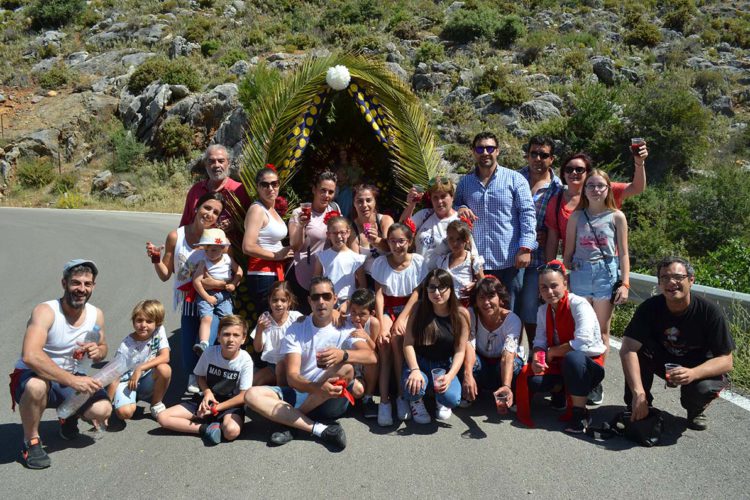 Numerosos vecinos de Parauta participaron en la Romería de la Virgen del Rosario