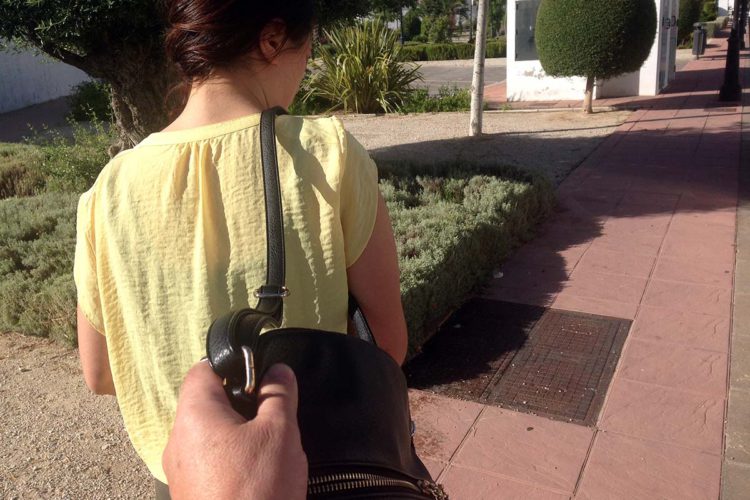 La Policía Nacional detiene a un joven por robarle a una mujer un bolso con el sistema del ‘tirón’