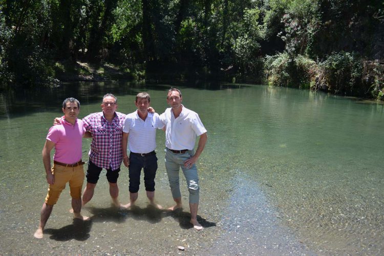 Alcaldes se bañan en el río Genal para demostrar la excelente calidad que ofrecen estas aguas