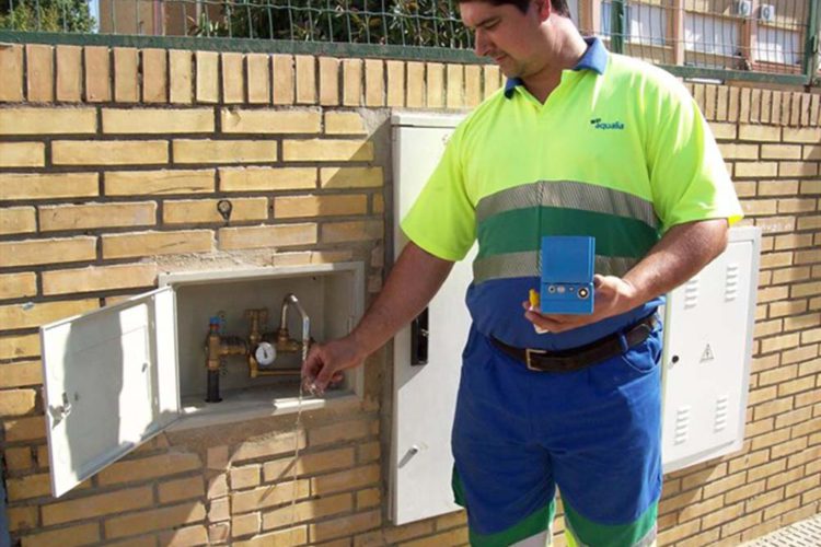 Aqualia alerta de falsos análisis del agua en domicilios de Ronda para vender purificadores