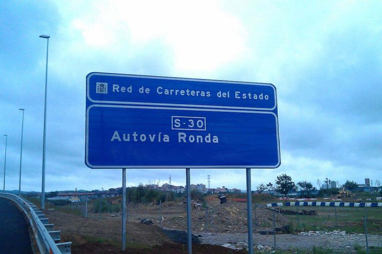Más de veinte empresas locales se suman a la campaña que se ha iniciado para reclamar una autovía que una Ronda y Málaga
