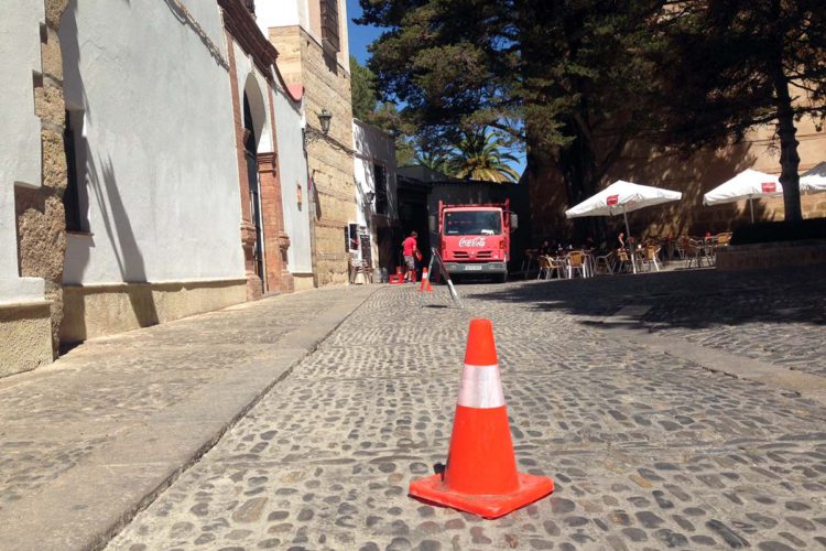 Repartidores y comerciantes se quejan por la nueva regulación de carga y descarga que ha establecido la Concejalía de Tráfico en la plaza Duquesa de Parcent