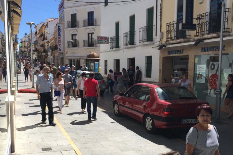 Vecinos y comerciantes de calle Monterejas denuncian que están entrando coches en la calle La Bola tras los cambios realizados por la Concejalía de Tráfico