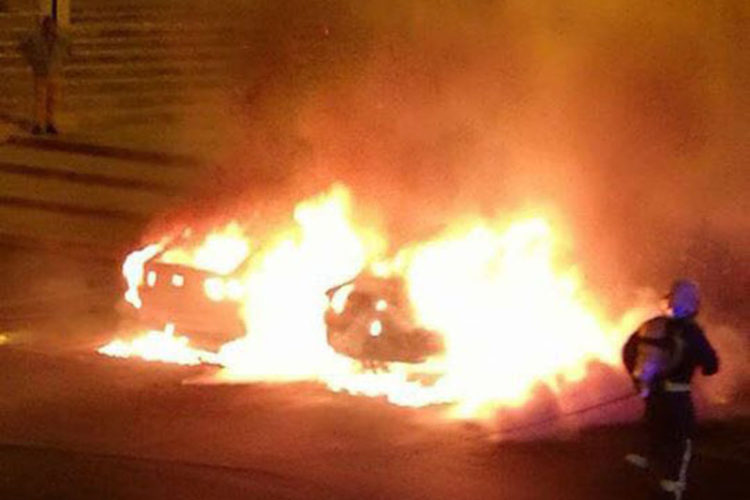 Arden dos coches que estaban estacionados en la barriada de El Fuerte en un incendio que pudo ser intencionado