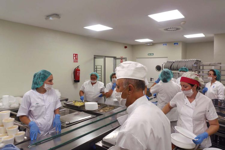 Empieza a funcionar la cocina en el nuevo Hospital, cuatro meses y medio después de su inauguración