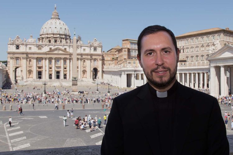 El sacerdote rondeño Salvador Aguilera, destinado en el Vaticano, ofrecerá en la Residencia de Ancianos la conferencia ‘De la Cuna a la Cruz’